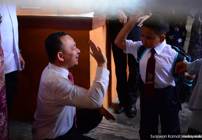 Maszlee – behind the black shoes